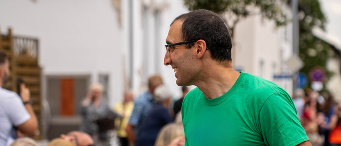 Daniel Jalalpoor beim Rettichfestumzug 2026, darüber der Schriftzug "Schifferstadter"