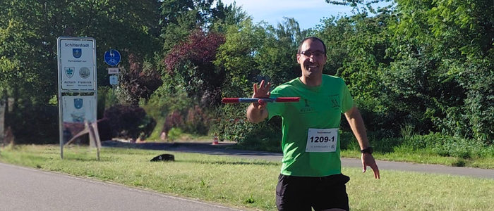 Daniel Jalalpoor beim Rettingfestlauf mit einem Staffelstab in der Hand
